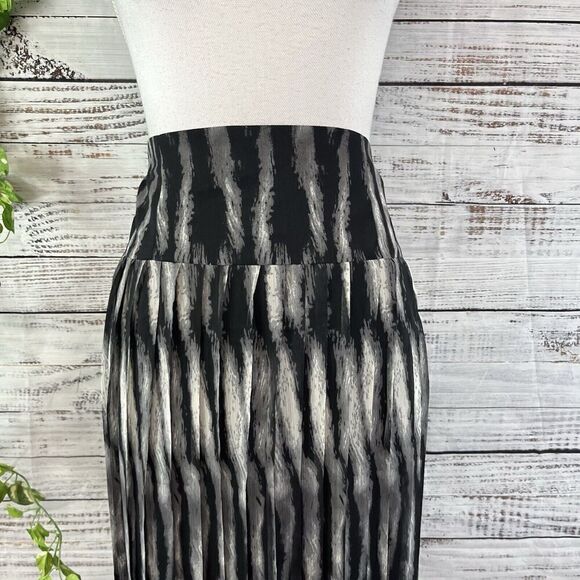 Christopher & Banks Skirt size 14 Petite Black Gray Sheer Pleated Above Knee - Picture 2 of 10